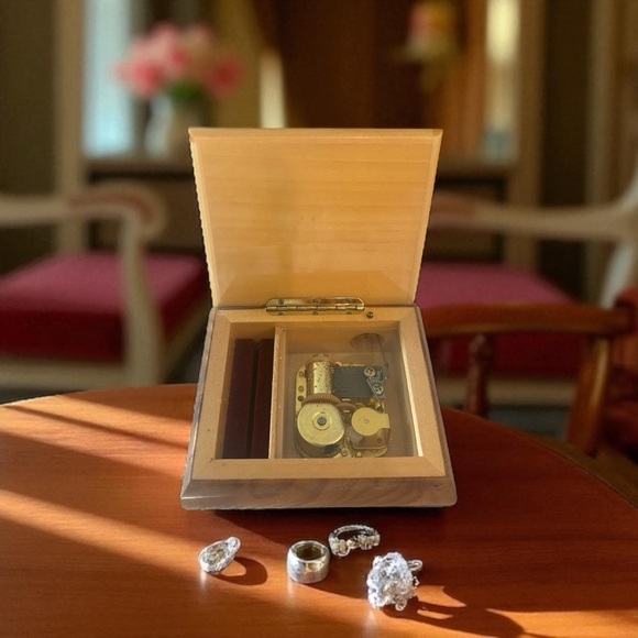 Italian Wood Inlay Musical Jewelry Box - Hand-Wound & Beautifully Crafted - Picture 1 of 14